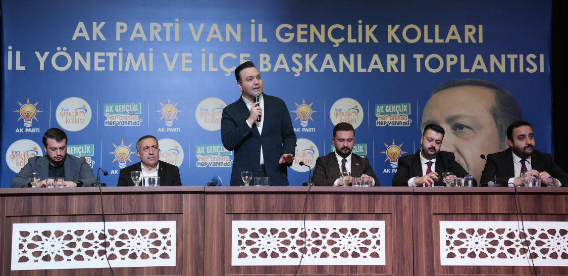 AkMuradiye06's tweet photo. Genel Merkez Gençlik Kolları Başkanımız Sayın Yusuf İbiş’in katılımıyla, İl Başkanımız Sayın Abdulahat Arvas Gençlik Kolları Başkanımız Sayın Burak Gültepe ve Başkanımız Sayın Serhat Kayakeser ile Birlikte Gençlik Kolları İl Yönetim ve İlçe Başkanları Toplantısı gerçekleştirdik. https://t.co/Y5DT04V1Xc