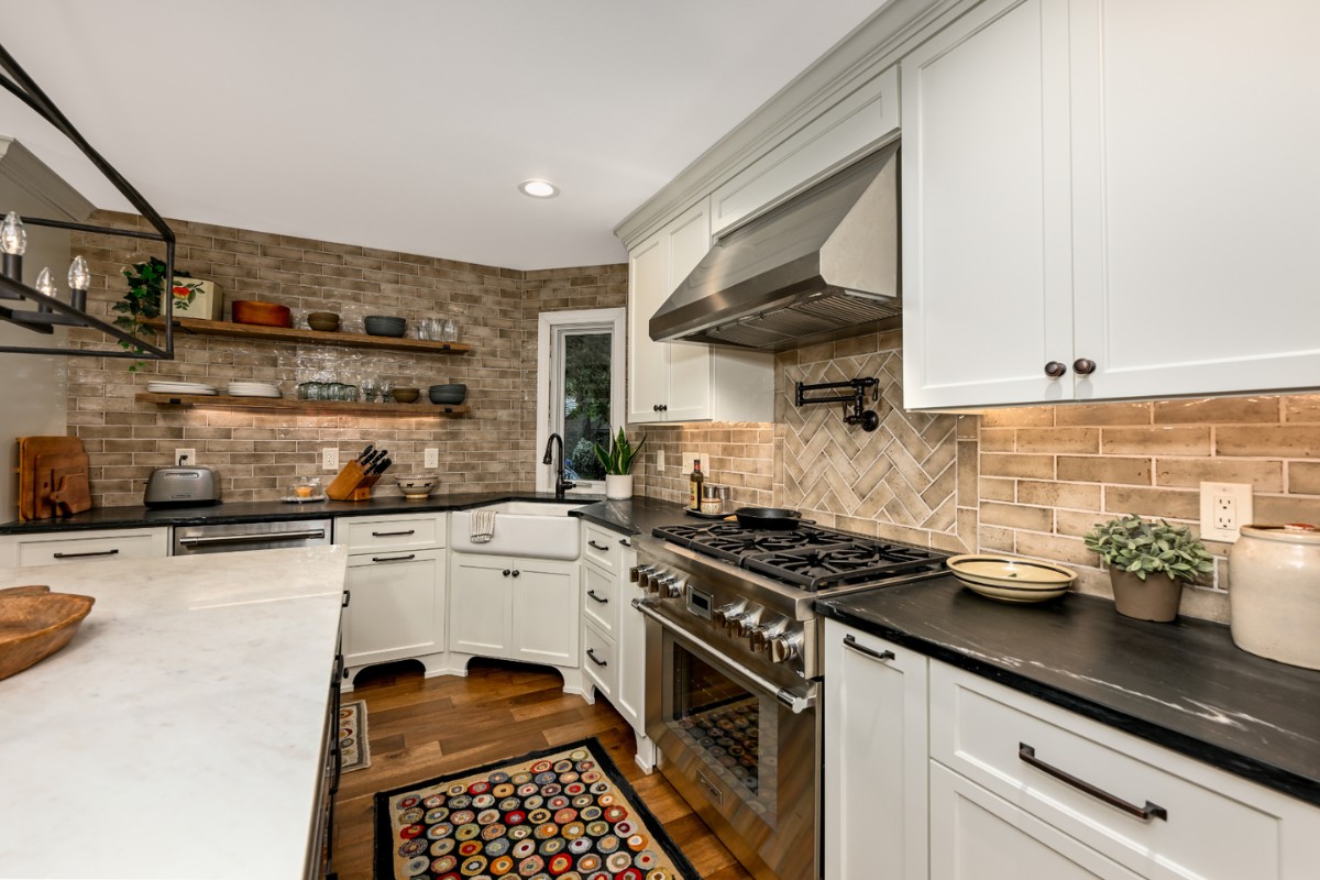 JHicks_HomePro's tweet image. In 2026, black counters are sophistication - in matte granite, honed quartz, or soapstone, dark surfaces bring depth &amp;amp; contrast to bright cabinets &amp;amp; wood tones. Kitchen &amp;amp; Bath Remodeler#dogoodwork #kitchendesign #hgtv #kitchen #bathroom #homeimprovement #home #remodeling #remodel