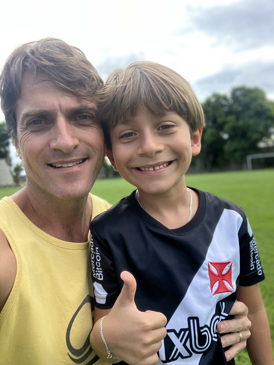 B_Z_H_'s tweet photo. Futebol de sábado muito bom.
Jogando na minha posiç��o preferida, o jogo flui e saem gols.
Sempre com meu filho.
#JogaBonito 
#MizunoAlpha 
#Joga https://t.co/K6Do0XYYlK