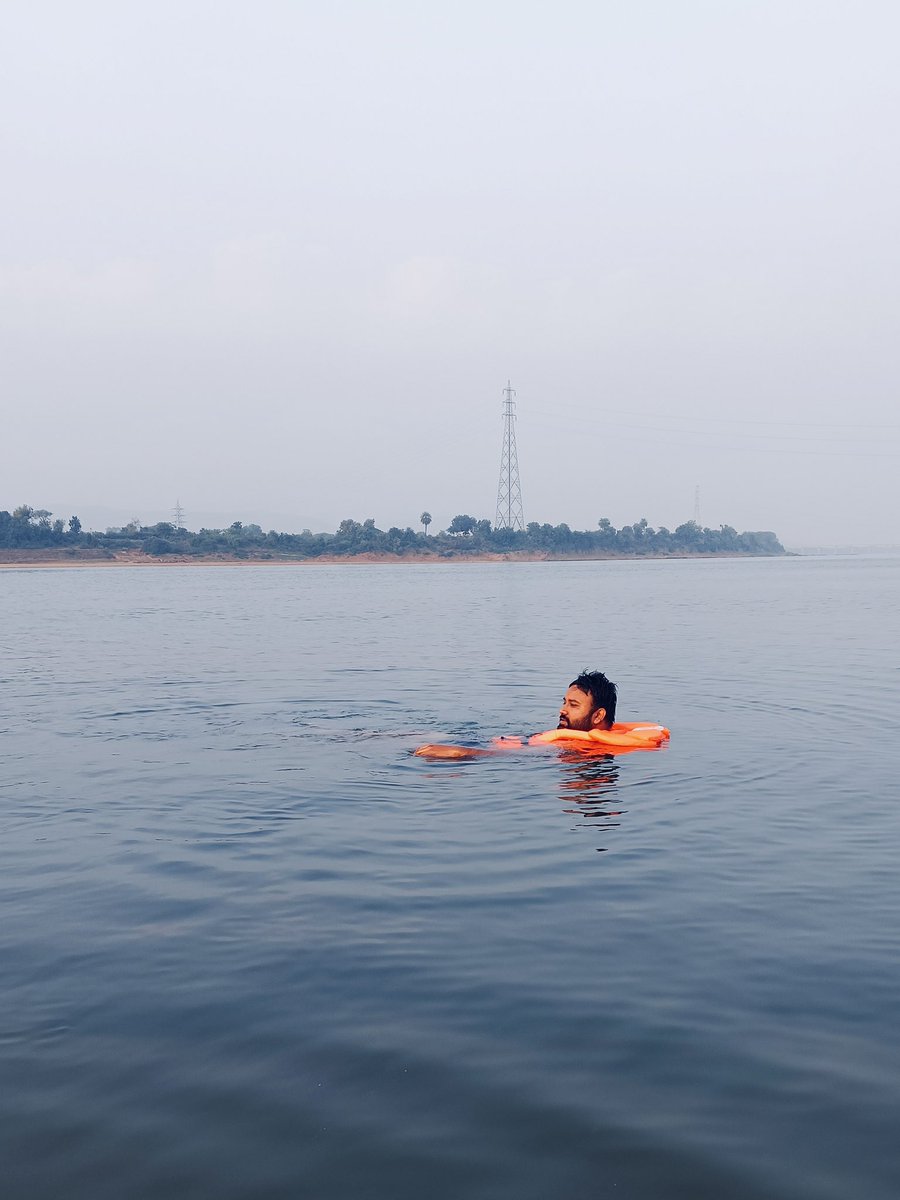 8kshat's tweet photo. Technically not drowning 🌊⛵️ https://t.co/zeQPIOvwgd