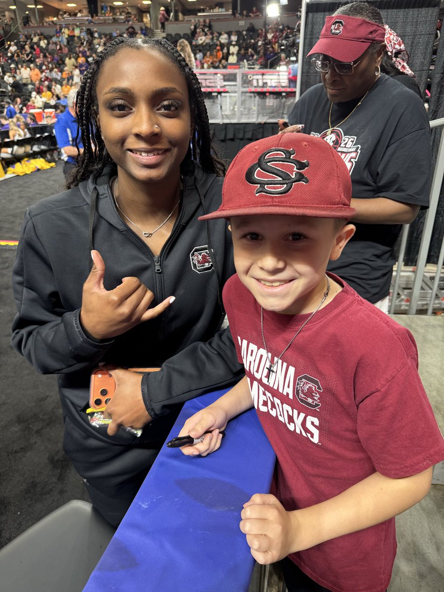 amy_watson1214's tweet photo. Thank you besties @HollywoodRaven and @NiyaLatson for a great season!! You two are great players &amp; it wouldn’t have been the season it was without you both! 🐔🏀 #Gamecocks #GamecockWBB @GamecockWBB #SouthCarolina #NCAAWBB #MarchMadness https://t.co/KXqwHOUhcs