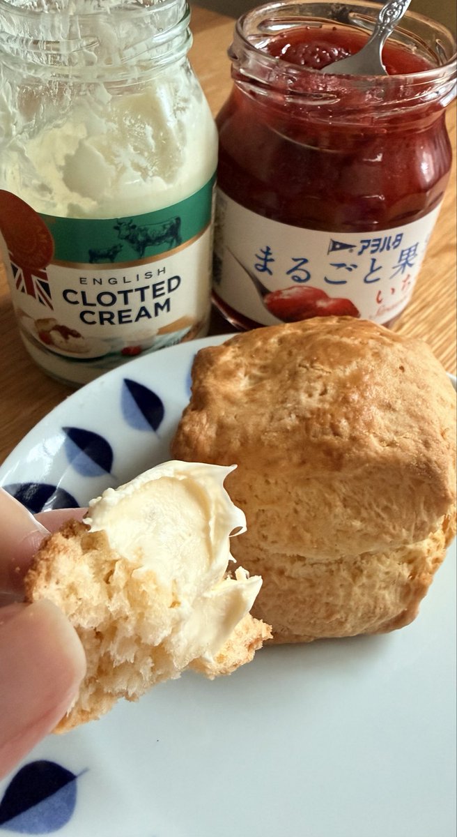 コストコでたま〜にしか売ってないスコーン、試食できたので初購入。甘さやバターの感じも、外サクッ中のモロモロ＆ふんわり具合もちょうどよくて、超好みのタイプだった❗️よくばって二つ食べたらさすがに多かったな☺️