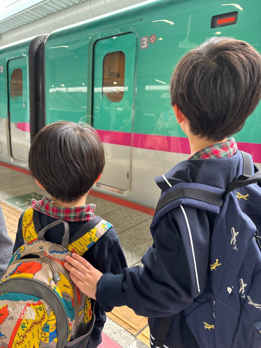 ketamata's tweet photo. 昨日は男3人で小旅行

愛おしい身長差

初めてE5系に乗りました😆 https://t.co/GjYIatm3v6