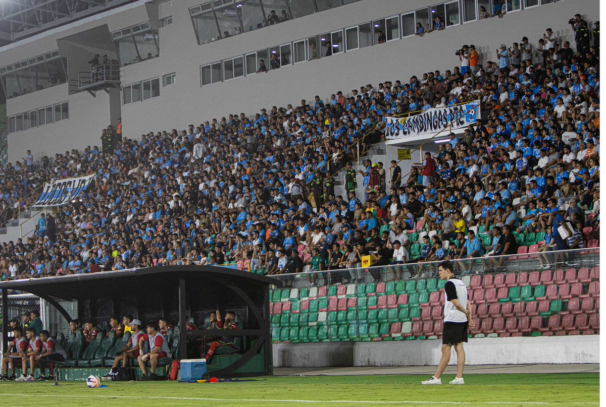 mktdepobo's tweet image. ✅ HILO 🔥 
#divpro🇧🇴 después de la Fecha 1: la cruda realidad del producto que la #FBF quiere vender.

De 7 partidos, solo @BloomingOficial generó un público aceptable en las tribunas. El resto… sin comentarios.