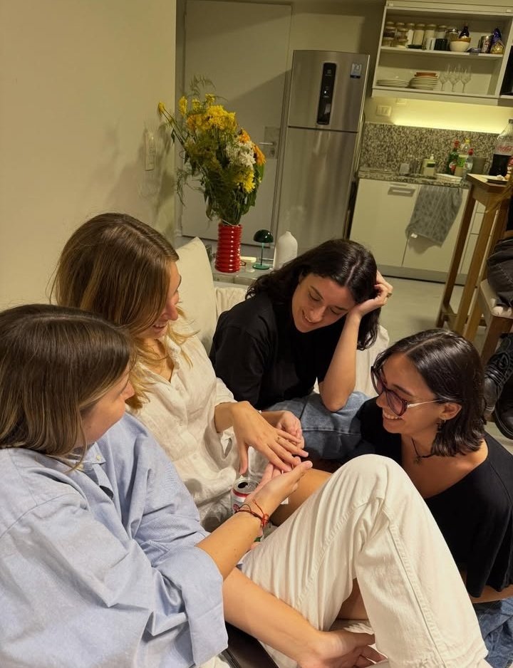 yo solo quiero ser una de ellas y mirar enamorada el anillo de la persona mas graciosa del mundo enamorada
