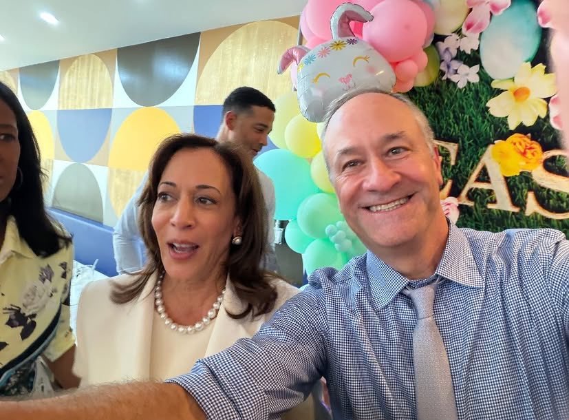 archivekamala's tweet photo. “Scenes from our family brunch!”

📸: @DouglasEmhoff https://t.co/UHA28DOcGf