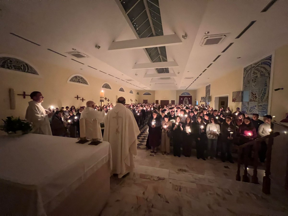 𝐃𝐎𝐌𝐈𝐍𝐆𝐎 𝐃𝐄 𝐑𝐄𝐒𝐔𝐑𝐑𝐄𝐂𝐂𝐈𝐎́𝐍|

¡ALELUYA, CRISTO HA RESUCITADO!

Esta noche hemos celebrado la vigilia pascual en nuestra parroquia, un año más nos encontramos con cristo resucitado.