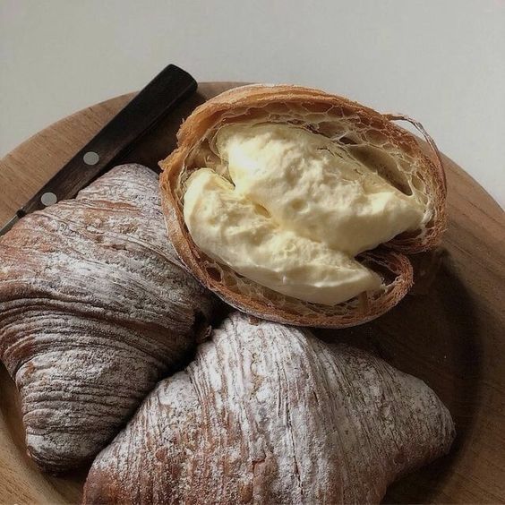 Gosnackhub's tweet image. Cinnamon rolls or Croissants?