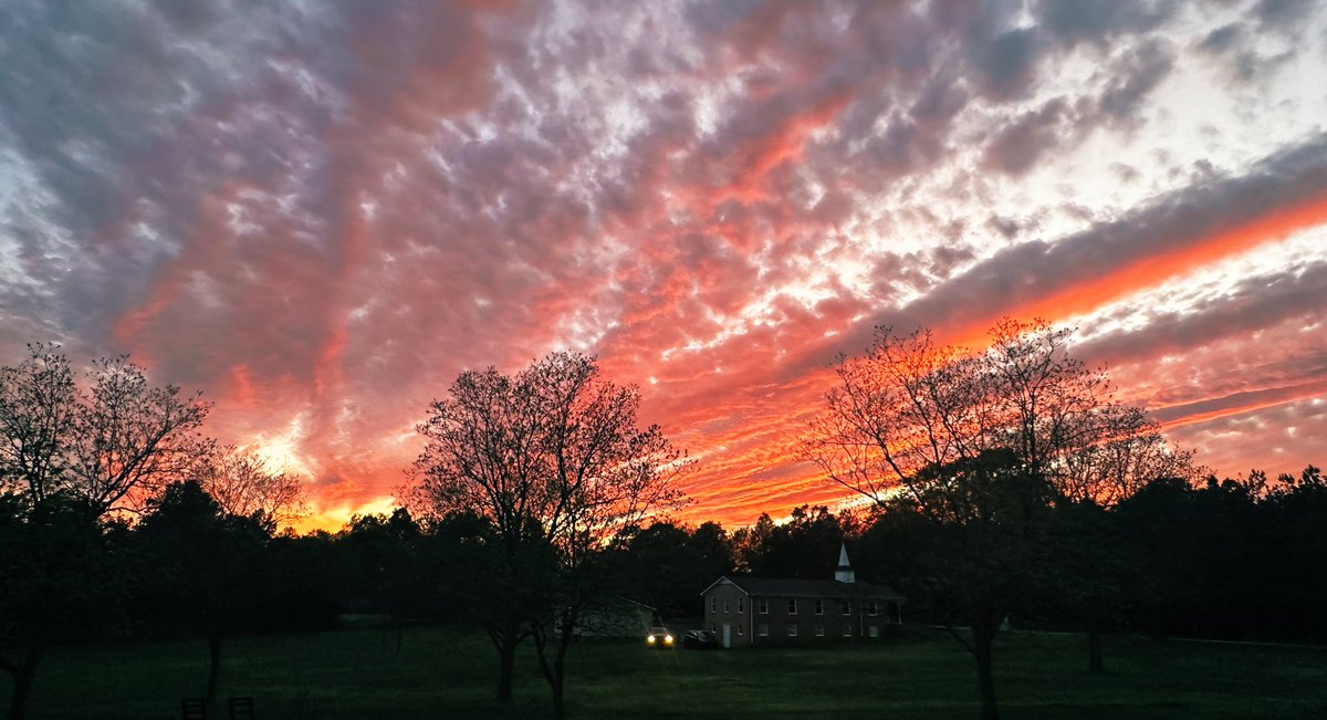 FightingElder's tweet image. 🇺🇸A beautiful evening sky. Great way to end a beautiful Easter Sunday😊🙏