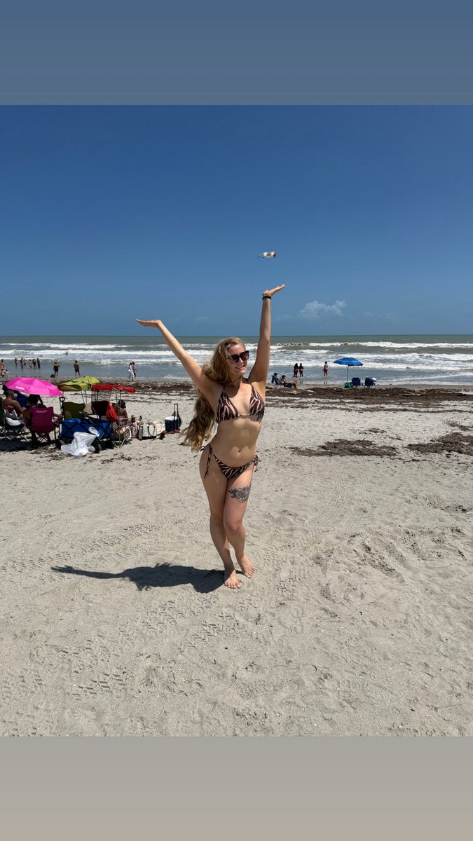Held my promise of no transformation pics for 6 months but I’m in Florida rn and check this out 

2023 ——> 2026

(Shittier beach, happier girl)