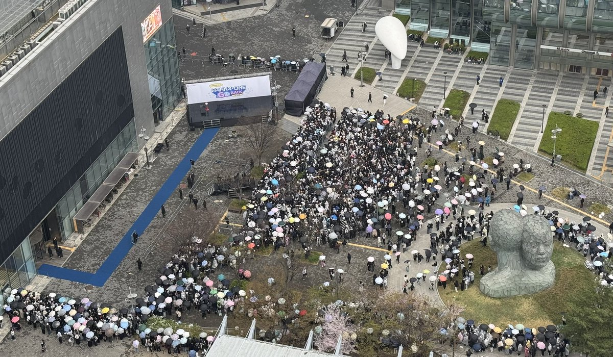 상암 사람봐....