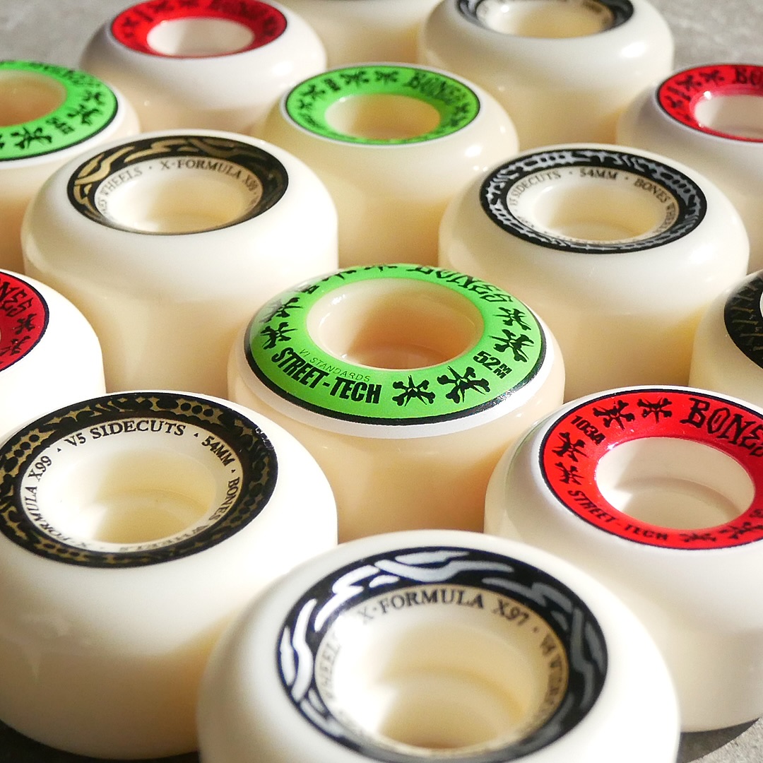 CSSKATESHOP's tweet photo. 【新入荷情報】BONES WHEELS / X-FORMULA

信頼の BONES（ボーンズ ウィール）から、最高峰のパフォーマンスを誇る、X-FORMULA シリーズと、STF（ストリート テック フォーミュラ）シリーズが、ニューグラフィックで入荷。
ボーンズを使ったことがない方も、是非お試しを。
https://t.co/frOkeVWZVR https://t.co/D2jA7JE2IP