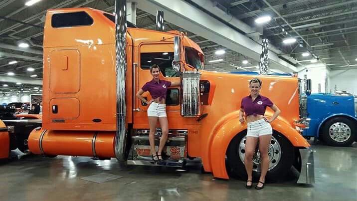 AdamDeJesus13's tweet photo. This Orange 🍊 Kenworth W900L show rig. https://t.co/KgHBW6jrN8