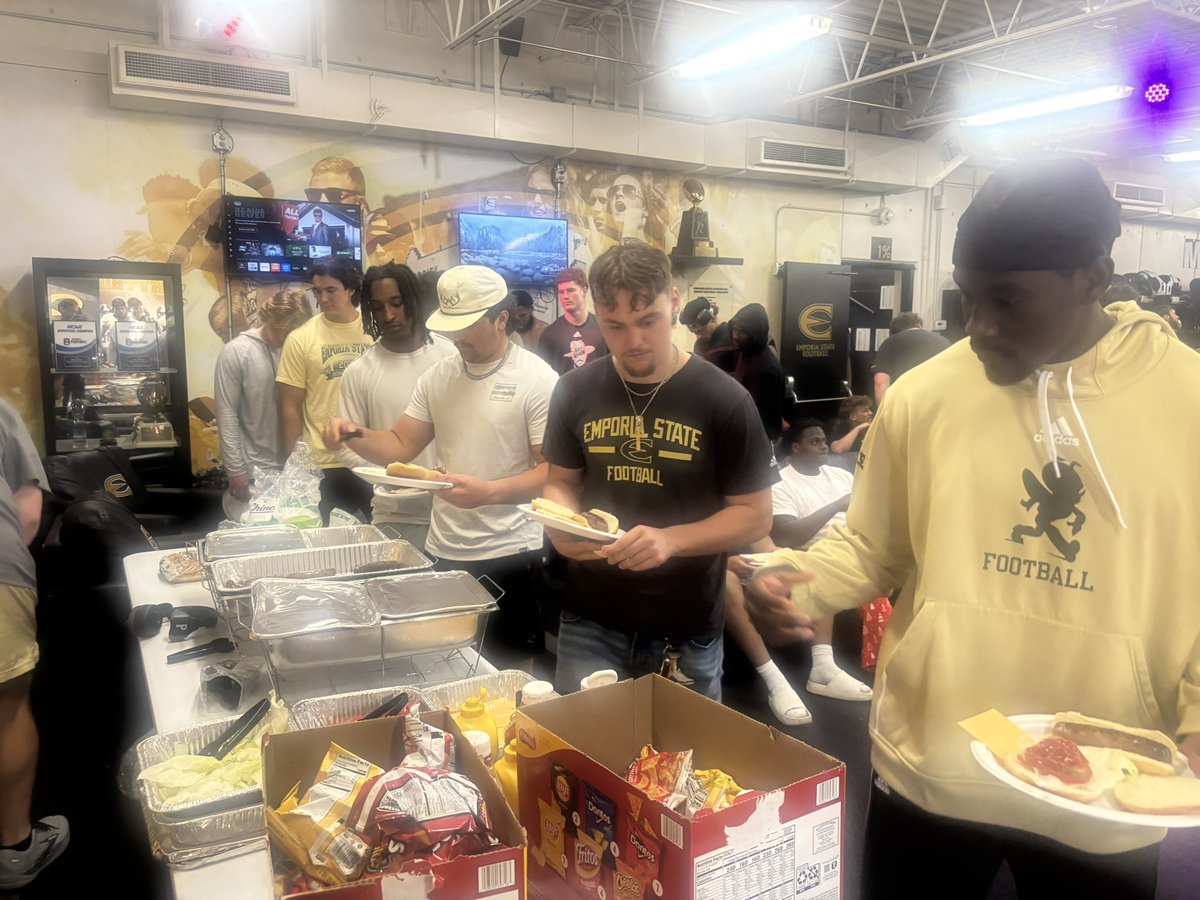 esuhornetsfb's tweet image. Family Egg Hunt✅
Post practice meal✅
Practice 6✅

#Stingersup🐝 | #FOE🐝🧱 | #UNIT
