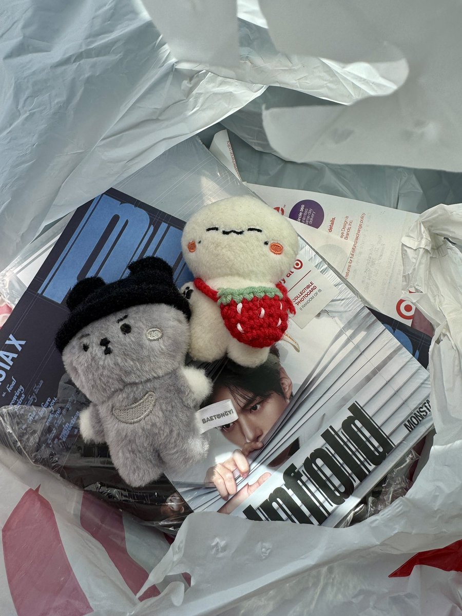 lpxjazx's tweet photo. I went to my local target at McAllen, Texas to buy Unfold. I’m so glad I found the versions I was looking for 🫶❤️
Pictures of my companions 🤭 : 

@hello82official #MylocalTarget #hello82 #82giveaway https://t.co/5jyYYyUy0x