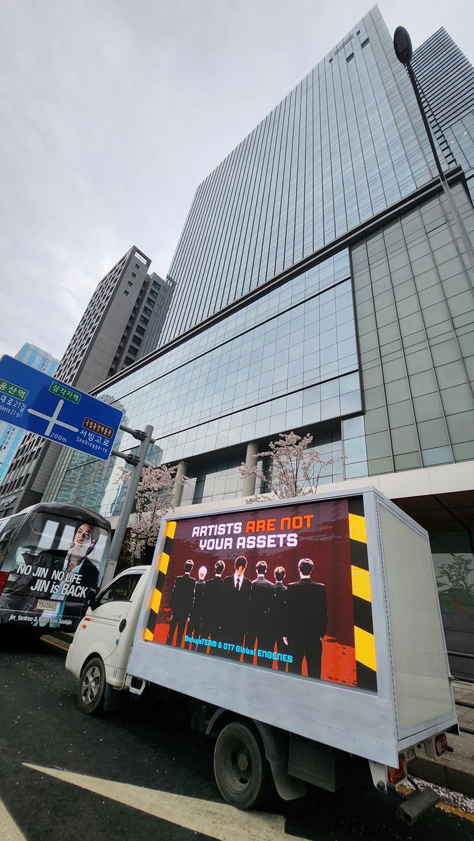 rolvssunoo's tweet photo. ENGENEEEE HAY NUEVOS CAMIONES AFUERA DE HYBE !!!

“Los artistas no son tu propiedad.” GRITAAALOO🗣🗣🗣🗣

#BELIFT_Treat_ENHYPEN_Fairly
#KEEP_ENH7PEN_SAFE https://t.co/MECcUbKJpF