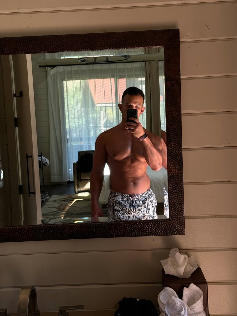 revolutionary (not @starkmanjones) tweet media