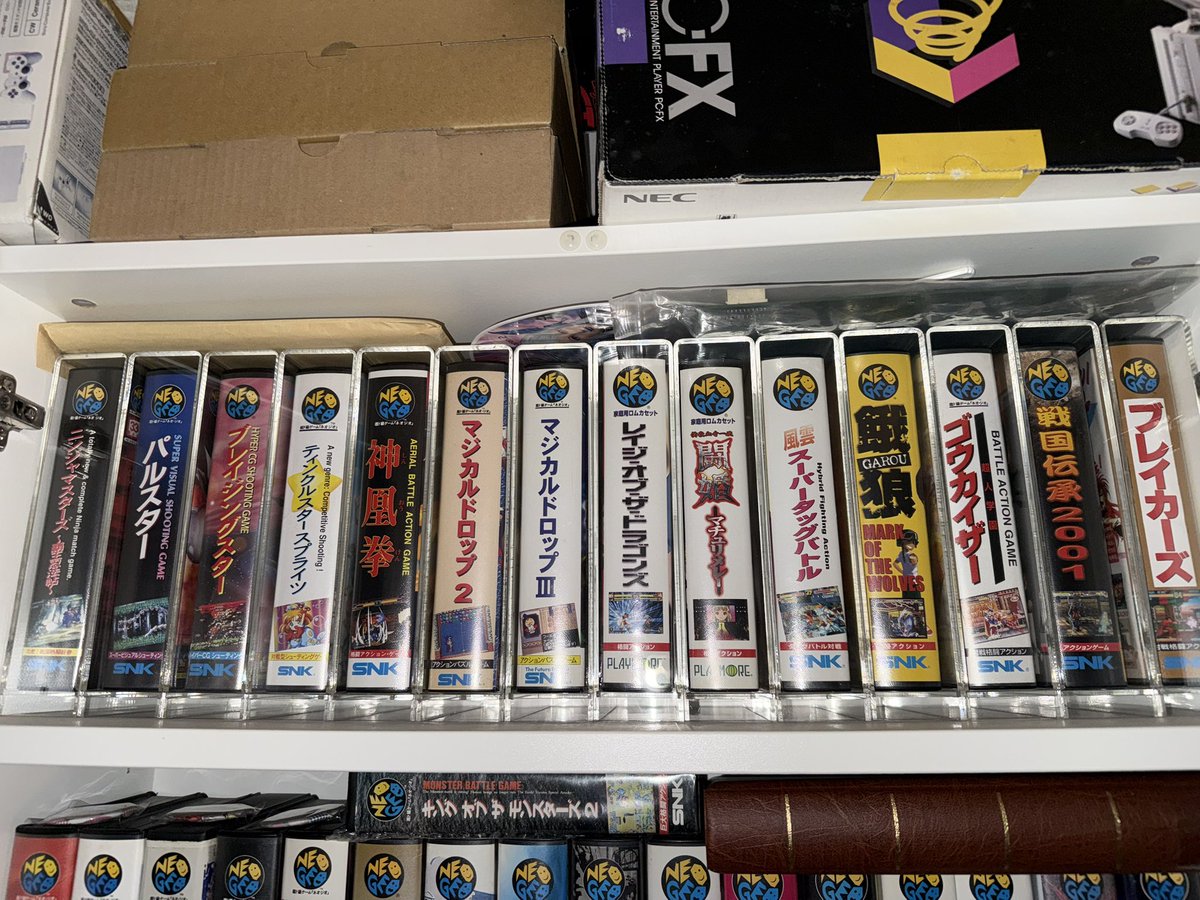 Retrogames_JP's tweet image. Since I seem to gotten a lot of new international followers let me allow to introduce my main collection pillar after PC Engine retro games and Japanese doujinshis: my Neo Geo games

Time to flex my puny arms 💪
国際自己紹介

#retrogames 
#neogeo
 #レトロゲーム