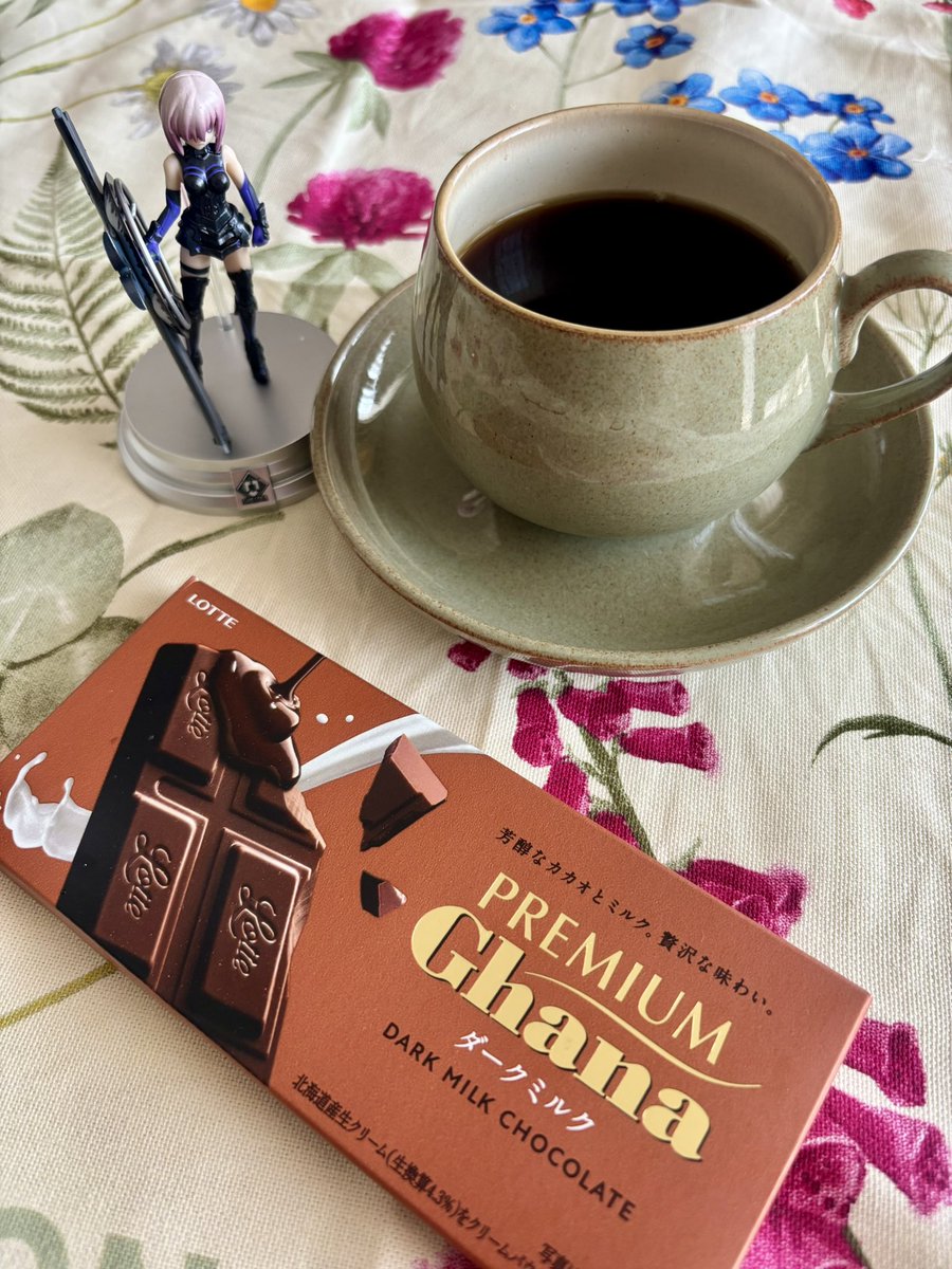 Mahalo_sunshine's tweet image. チョコ美味😋🍫💕
マシュの宝具はロード・キャメロット🛡️ティーカップ はデンビーのキャメロット☕️金ピカな人たちもいます😆💕
#デンビー
#denby