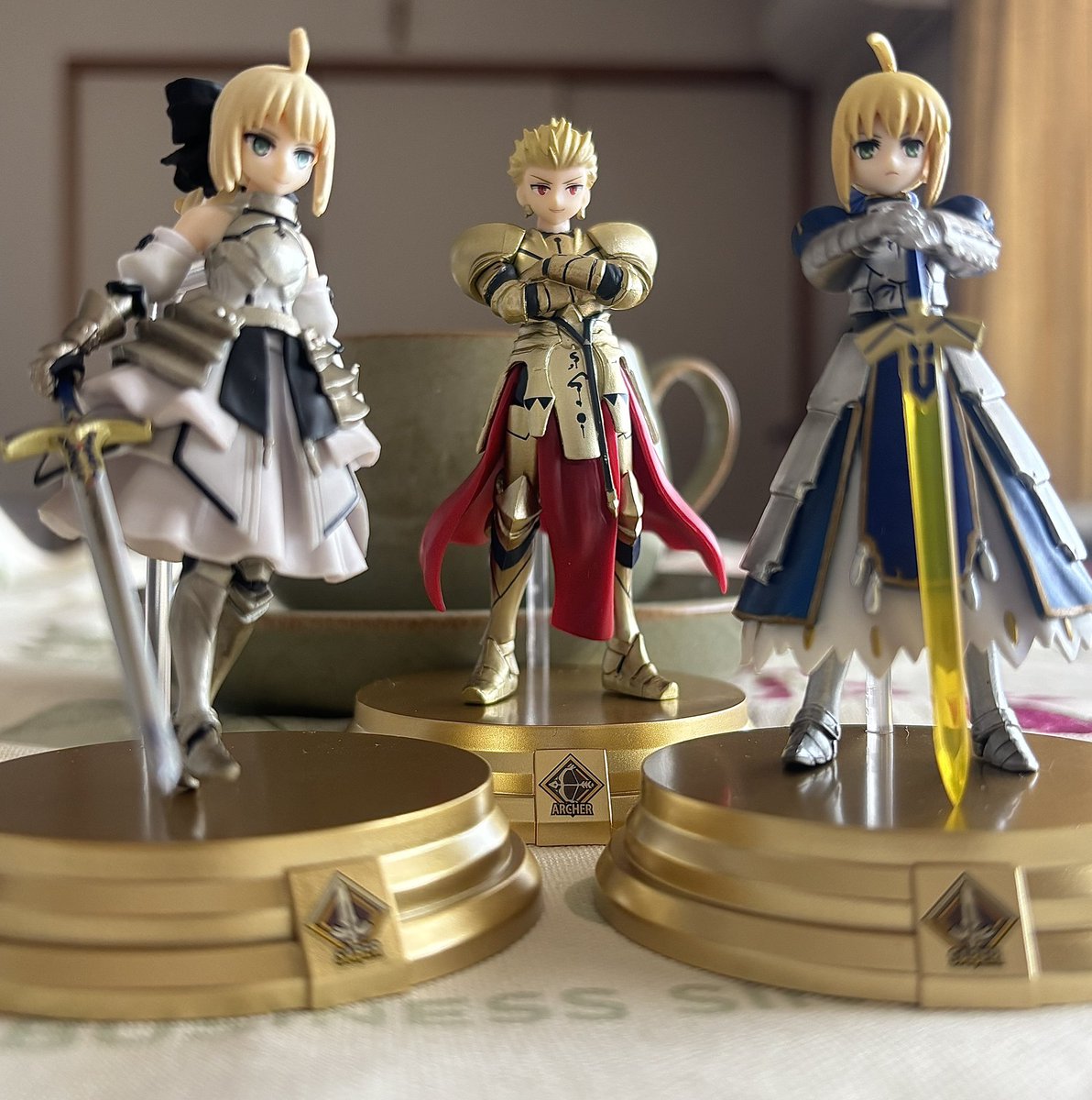 Mahalo_sunshine's tweet image. チョコ美味😋🍫💕
マシュの宝具はロード・キャメロット🛡️ティーカップ はデンビーのキャメロット☕️金ピカな人たちもいます😆💕
#デンビー
#denby