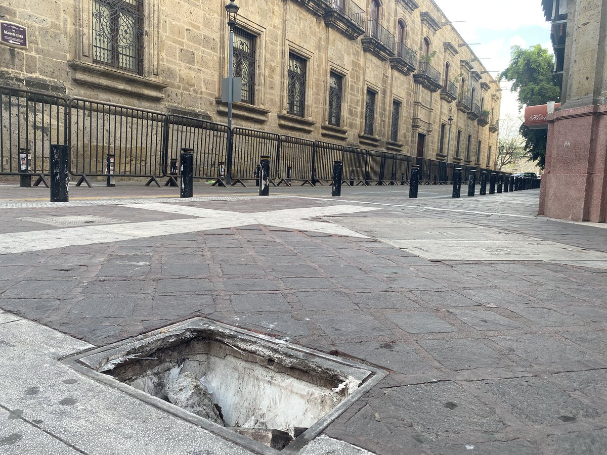 GloReza's tweet photo. Millones gastados por @GuadalajaraGob y el @GobiernoJalisco en el #centrohistorico de #Guadalajara para esta porquería: faltan mosaicos y hay muchos rotos, grafiti, fuentes mal hechas, plantas secas, escalones chuecos del Teatro Degollado, cables expuestos, registros sin tapas 🙄 https://t.co/6FA35XuA2O