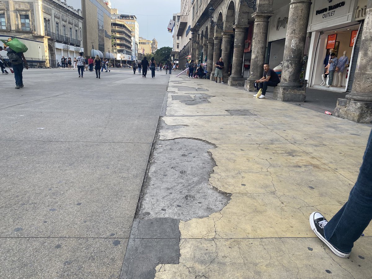GloReza's tweet photo. Millones gastados por @GuadalajaraGob y el @GobiernoJalisco en el #centrohistorico de #Guadalajara para esta porquería: faltan mosaicos y hay muchos rotos, grafiti, fuentes mal hechas, plantas secas, escalones chuecos del Teatro Degollado, cables expuestos, registros sin tapas 🙄 https://t.co/6FA35XuA2O
