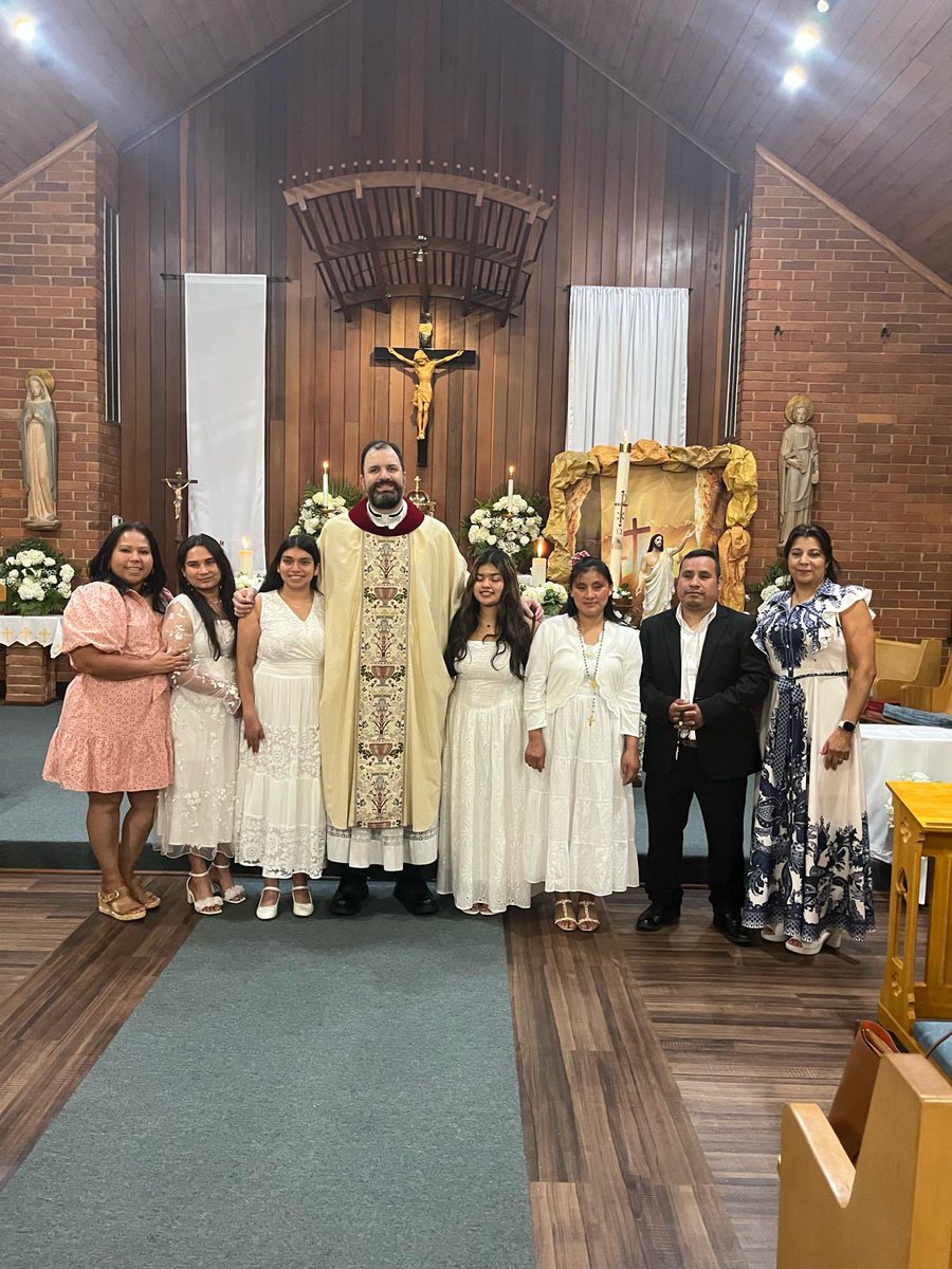 PadreTomasB's tweet photo. Ayer en la Vigilia Pascual, 5 hermanos en la fe recibieron los sacramentos de la Comunión y la Confirmación en mi parroquia. Una muchacha de 25 años que no era católica fue bautizada también, y lo hizo gracias a que Jesucristo le hizo conocer a su novio católico. Obviamente, ella no se convirtió para casarse con su novio, pues le dijimos claramente: si te conviertes lo haces porque estás convencida de tu fe, no para casarte ni por motivos que no sean lo suficientemente razonables. Sin embargo, ella por decisión propia abrazó el catolicismo. Estamos orgullosos de nuestros catecúmenos, y esperamos que este camino que inician termine en la vida eterna junto con Dios Uno y Trino, Cristo que es el Verbo Encarnado, la Virgen, el ejército celestial y todos los santos. 

  Todos los frutos pertenecen al Señor resucitado, pues nosotros somos siervos inútiles que solo hacemos lo que debemos hacer. Si Cristo no tocase los corazones de los hombres, nadie se convertiría.

  Por lo tanto, damos gracias a Cristo resucitado por estos nuevos miembros de la Iglesia Católica, y rezamos por su perseverancia en la fe. Que Cristo, que comenzó esta buena obra en ellos, la lleve a feliz cumplimiento.