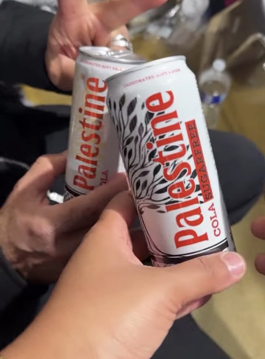 camillebreer's tweet image. Scandale au salon des musulmans de France :
Cola de Palestine !!
Drapeaux palestiniens
Maquette de la mosquée d’Al-Aqsa, le Kotel est purement effacé et Israël n’existe pas, documentaire comment porter le voile en entreprise ! C’est en France c’est légal c’est maintenant #salon