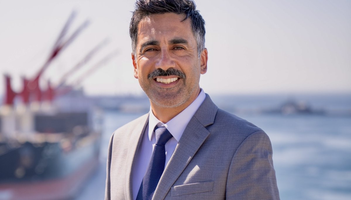 Seremi de Salud de Valparaíso RENUNCIÓ tras una batería de acusaciones de estafas y cuestionamientos por idoneidad profesional. A tres días de haber sido nombrado.

Aldo Ibani Chamorro presentó su renuncia voluntaria al cargo de Secretario Regional Ministerial (Seremi) de Salud