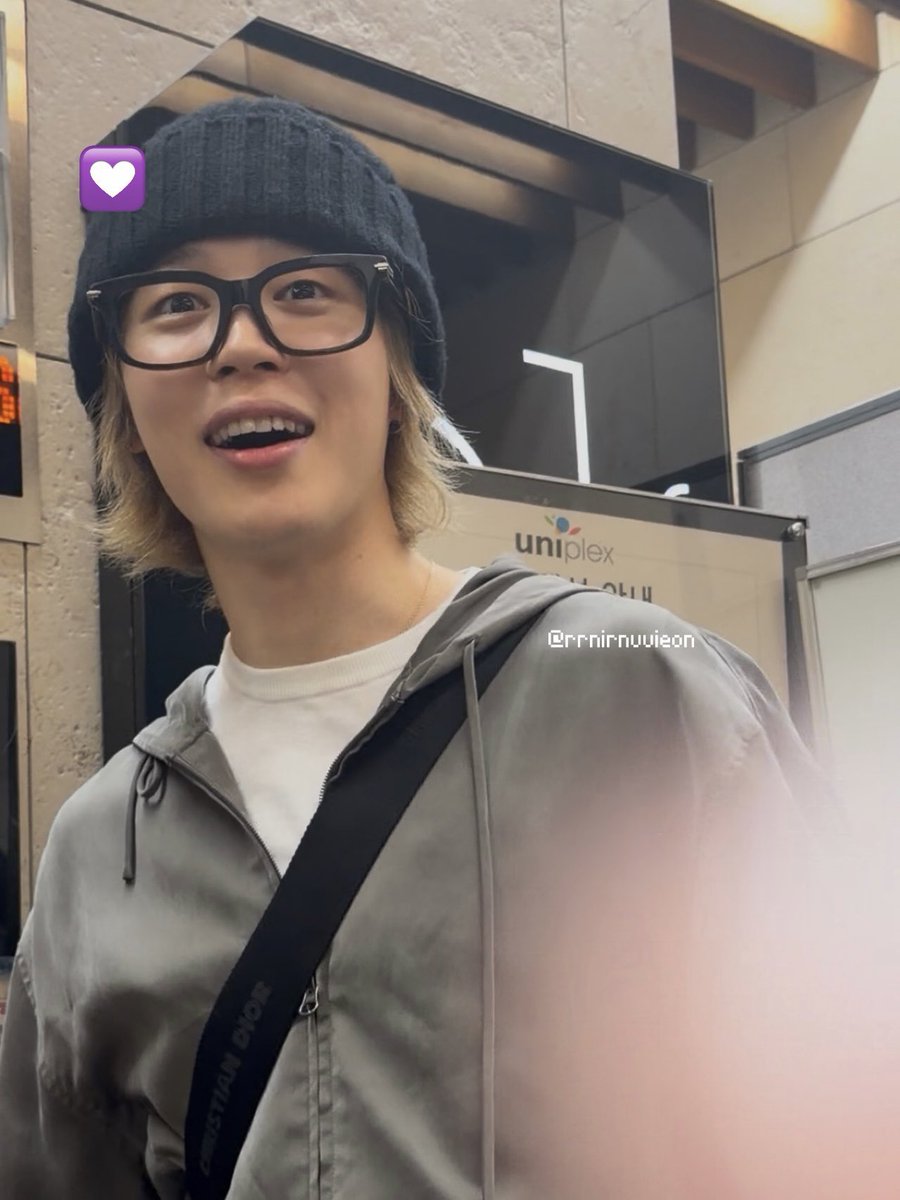 홍보 부탁없이 그냥 공연에 초대한 친구나
초대에 일부러 얼굴 마스크 없이 가준 친구나
찐친 맞다 

아침부터 맘 조낸 땃땃하네😻