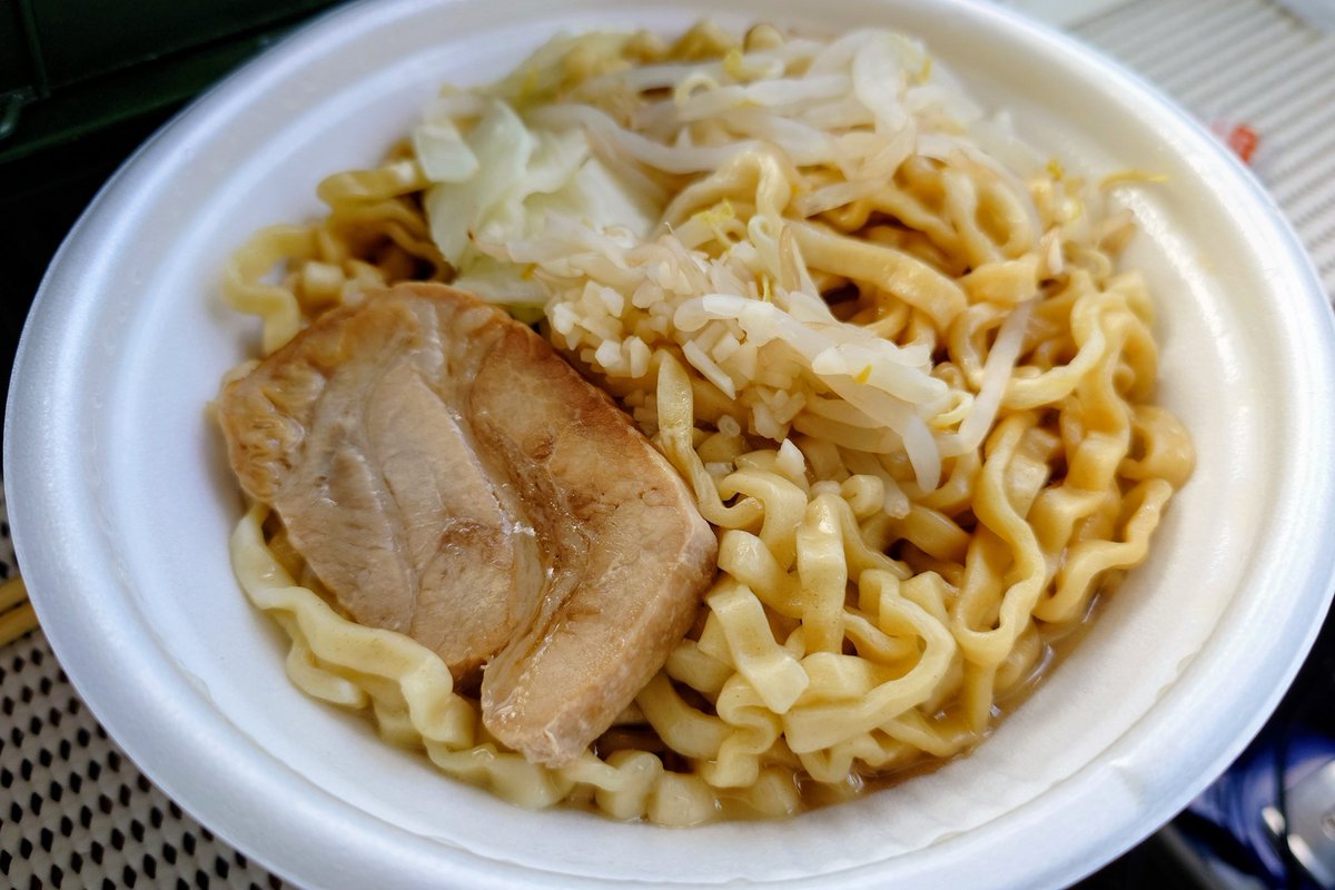 agito56's tweet photo. おはようございます😊
ファミマ寄ったら😅どうしても食べてみたかった🍜ラーメンに出会ってしまった（笑）まだ、朝ですよ〜って思いながら😃
買って食べてしまいました
『ラーメン荘　歴史を刻め』監��☺️美味かったですよ😏😋 https://t.co/JcuAFjWBPf
