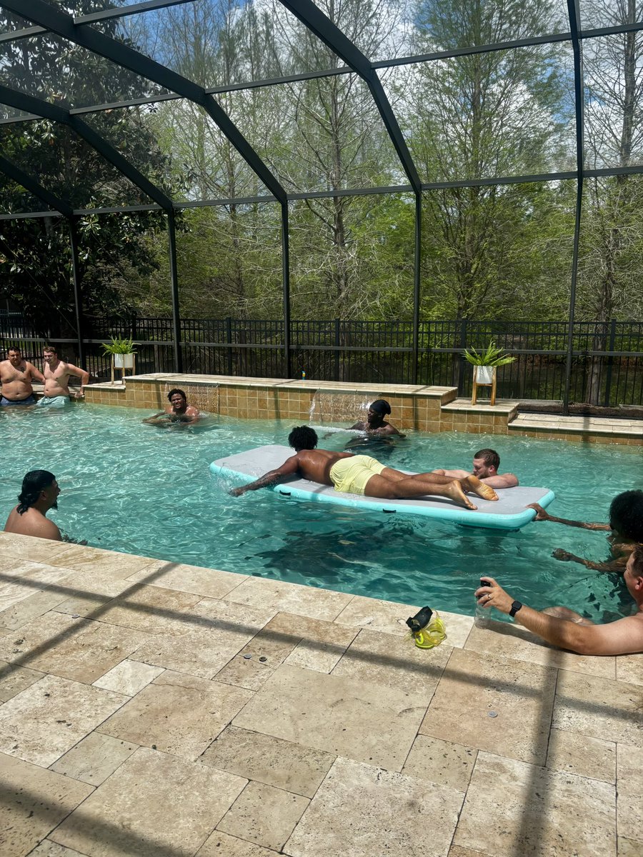 CoachBlaz's tweet image. Great morning at church celebrating our Lord &amp;amp; Savior’s resurrection, then we had Easter lunch and some pool time….
Spring is pretty good in Florida!!
#HeIsRisen 🙏✝️ #GKCO ⚔️🔥