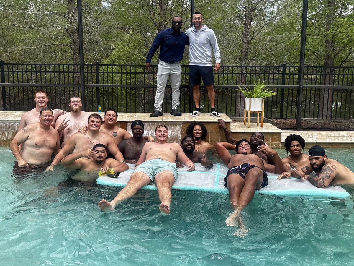 CoachBlaz's tweet image. Great morning at church celebrating our Lord &amp;amp; Savior’s resurrection, then we had Easter lunch and some pool time….
Spring is pretty good in Florida!!
#HeIsRisen 🙏✝️ #GKCO ⚔️🔥