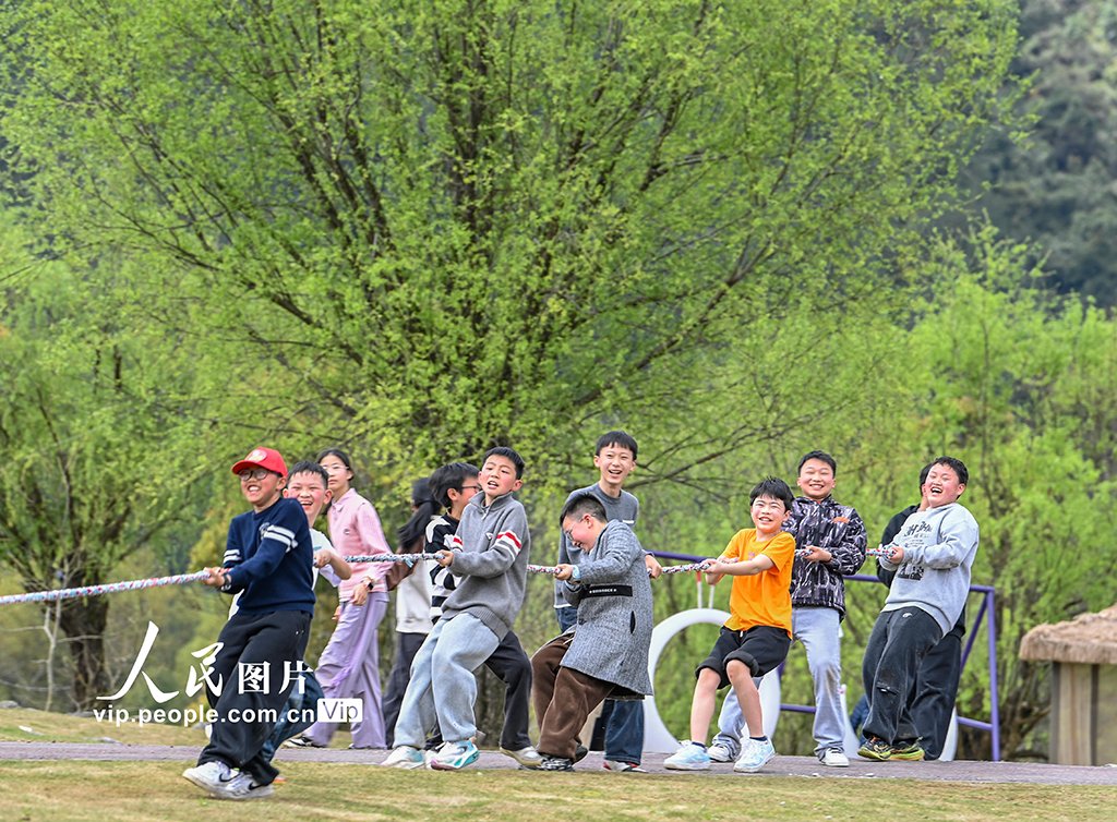 kslyhy's tweet image. 4月3日重庆酉阳叠石花谷景区举办趣味拔河活动，孩子们乐享春假时光
On April 3, children enjoyed spring break with a fun tug-of-war event at Die Shihua Valley scenic area in Youyang, Chongqing. #tug-of-war