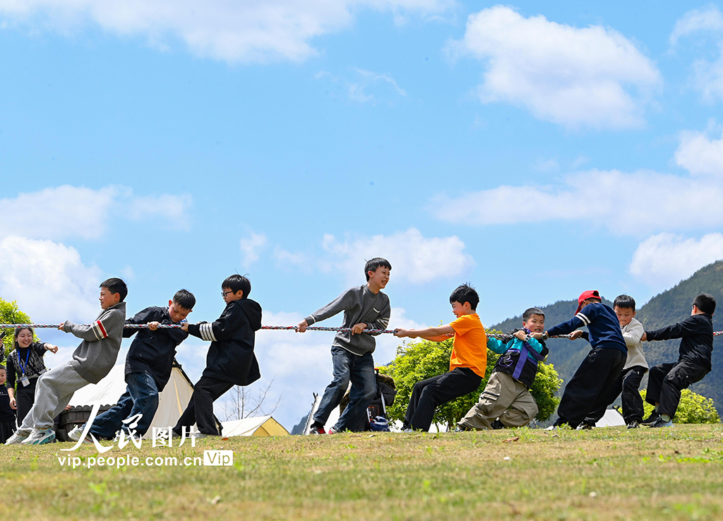 kslyhy's tweet image. 4月3日重庆酉阳叠石花谷景区举办趣味拔河活动，孩子们乐享春假时光
On April 3, children enjoyed spring break with a fun tug-of-war event at Die Shihua Valley scenic area in Youyang, Chongqing. #tug-of-war