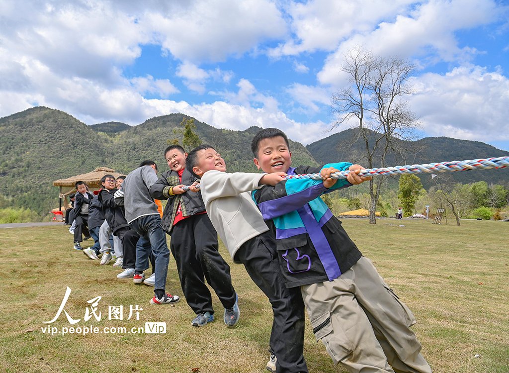 kslyhy's tweet image. 4月3日重庆酉阳叠石花谷景区举办趣味拔河活动，孩子们乐享春假时光
On April 3, children enjoyed spring break with a fun tug-of-war event at Die Shihua Valley scenic area in Youyang, Chongqing. #tug-of-war