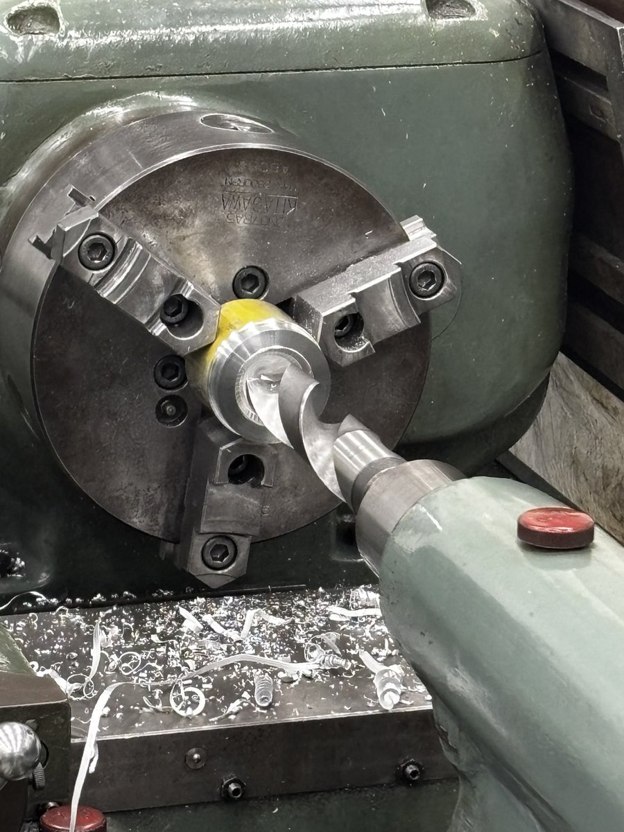 Tmit_2027's tweet photo. 【駆動班のおしごと】機械工作編
駆動班は金属部品の加工がメイン❗️
パイロットが漕ぐ力をプロペラに伝える部品の製作を担当しています💪
カッコいい！！！！

#春から都立大 #春から鳥人間 https://t.co/m2SJHZnVhi