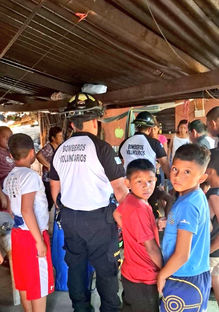 vichoguate's tweet photo. Vaca cayó sobre techo de vivienda.

En Aldea Shororaguá, Chiquimula, una vaca que estaba en un corral en área elevada, escapó y cayó sobre la lámina de una habitación. 

Una mujer de 38 años y un niño de 9 fueron atendidos por crisis nerviosa. https://t.co/tQJ40fhFoa