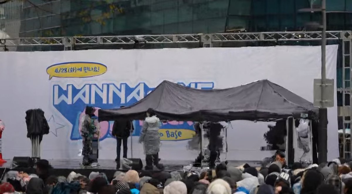 Ziael's tweet photo. They really come unprepared 😅 

It's raining now and they just do the setting for this on stage 😅 

They really don't expect this much crowd and weather for opening ceremony wanna one go back to base 😅 https://t.co/Dmj7emwOJs