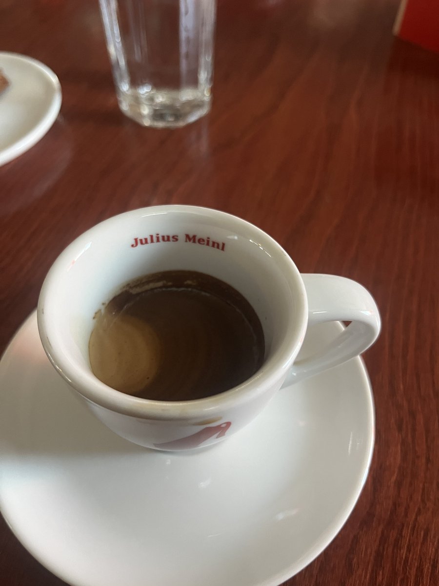 Ženin brat zna kakav espreso volim. Pena k’o eurokrem.