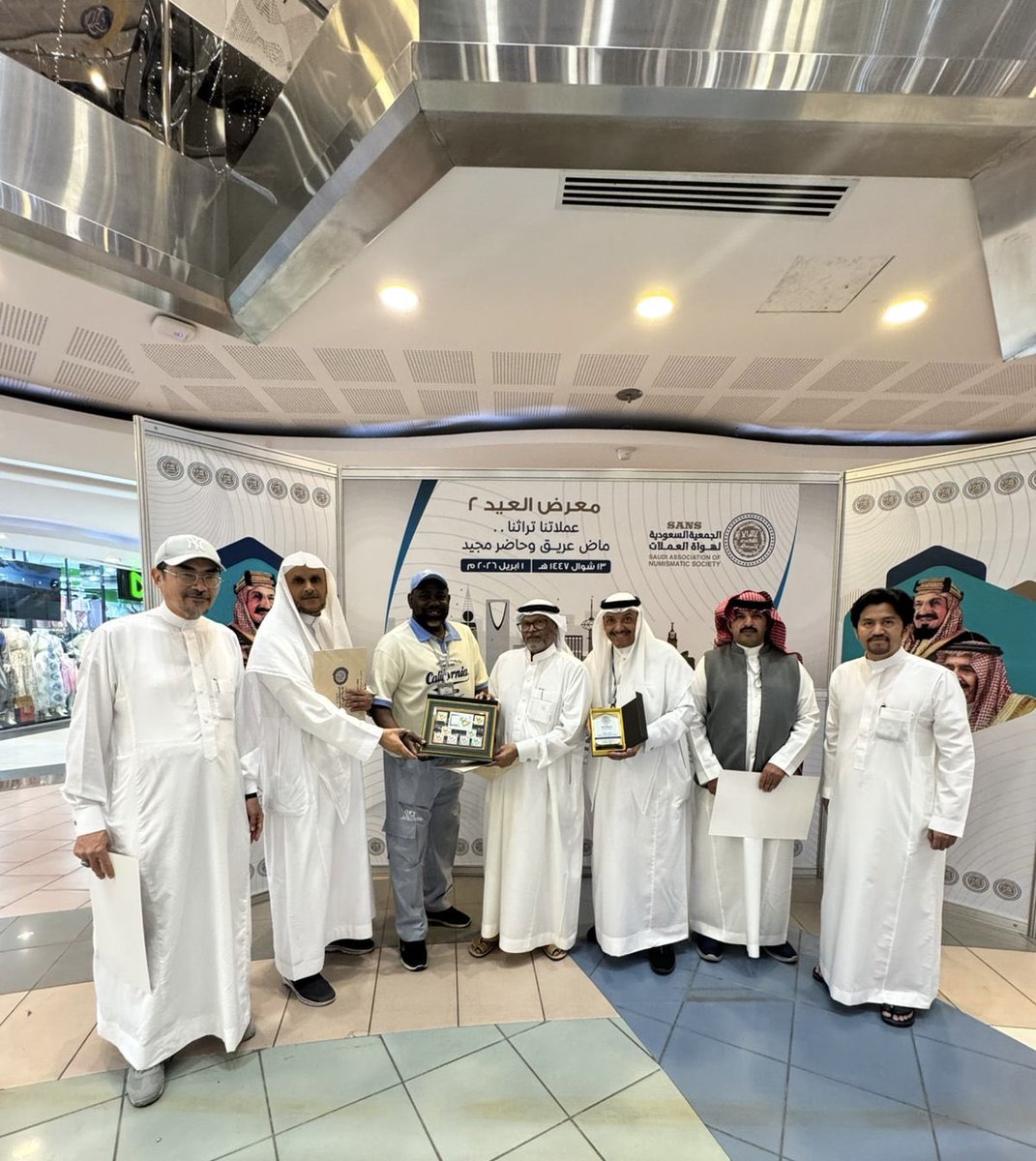 تكريم المدير التنفيذي السابق
للـ #الجمعية_السعودية_لهواة_العملات  الأستاذ عبدالله بالو 
 في اليوم الختامي لمعرض العيد 2 
المقام بتاريخ 13 شوال 1447هـ الموافق 1 أبريل 2026 في مدينه جده الصيرفي مول