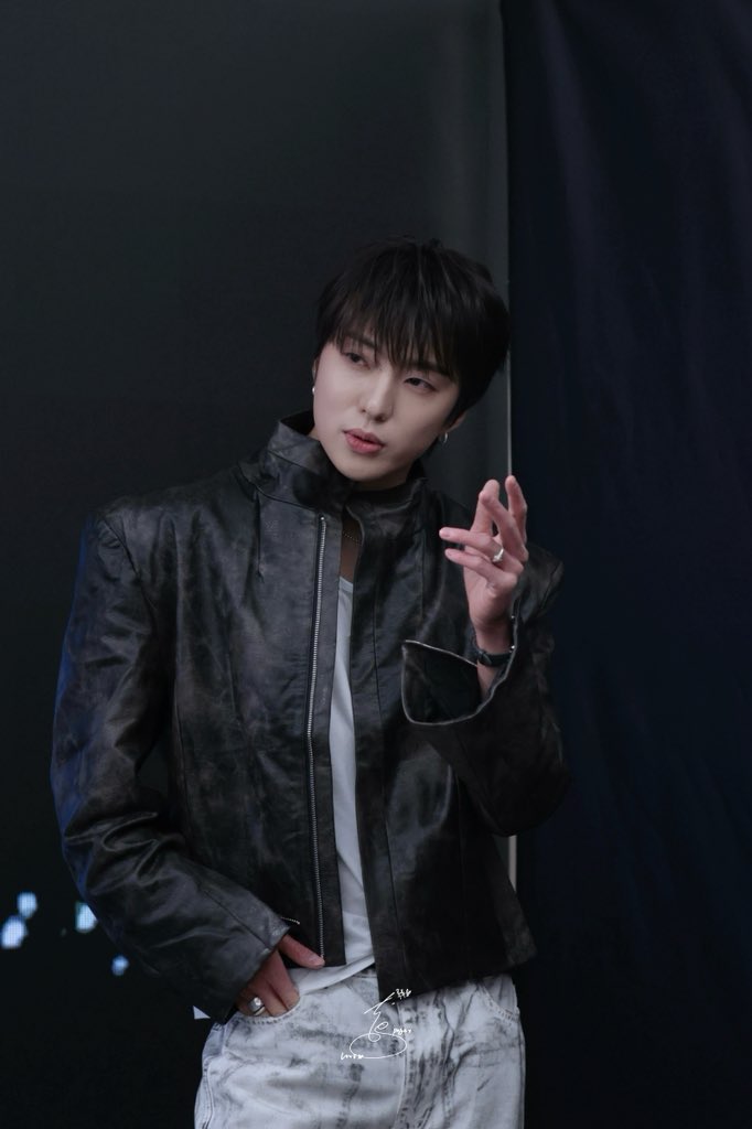 Lulu03_Y's tweet photo. TALK &amp; SIGN

#위너 
#WINNER
#강승윤
#YOON
@official_yoon_ https://t.co/XOgGAUgTK2