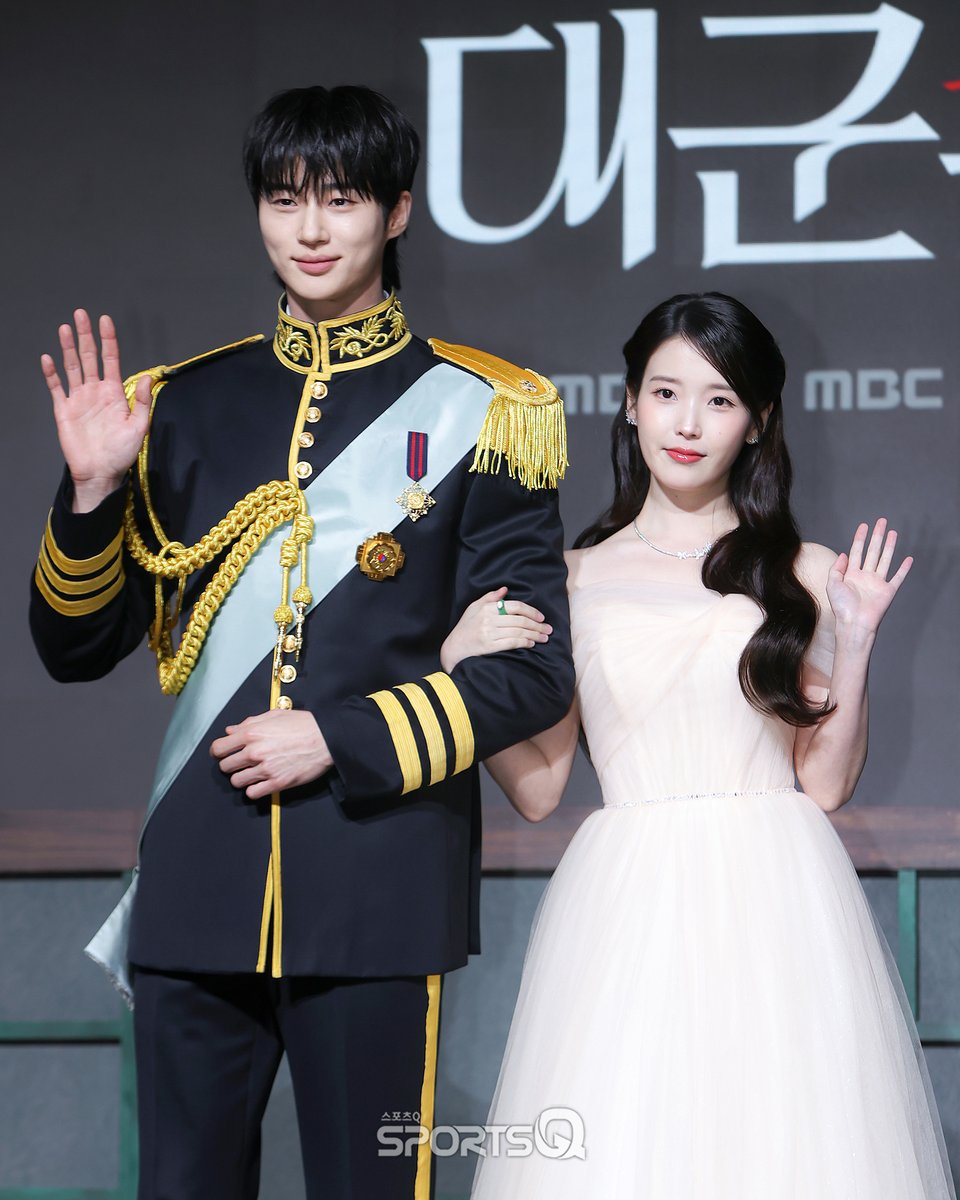 [#포토Q] 260406 ‘변우석-아이유’ 21세기 대군부인 제작발표회

📌sportsq.co.kr/news/articleVi…

#변우석 #ByeonWooseok #아이유 #IU
#21세기대군부인 #PerfectCrown #MBC
