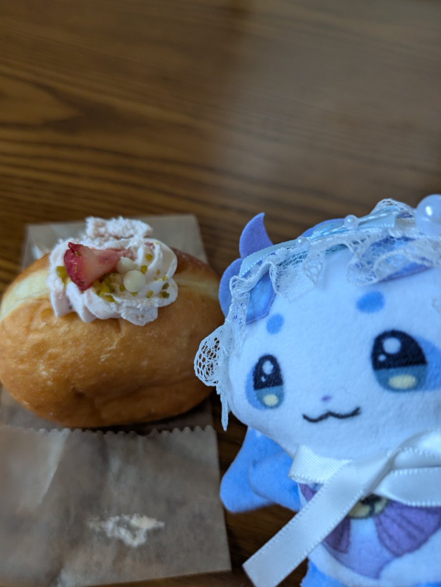 弟②が買ってきてくれたいちごドーナツ。ふかふかで、クリーム甘すぎなくて美味しかったですね