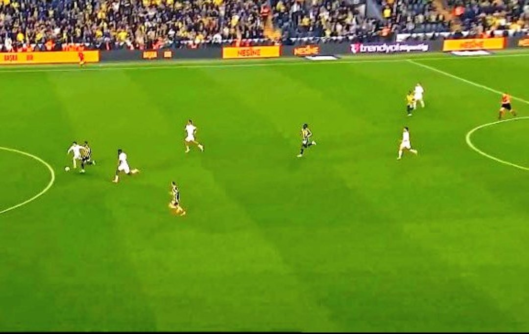 8 dk uzatma verilmesinden belliydi, Yasin kol pozisyonu değerlendirecek açı ve  mesafede bile değil, maden bulmuş gibi sahanın bir ucundan nasılda koşturarak geliyor infaz memuru..