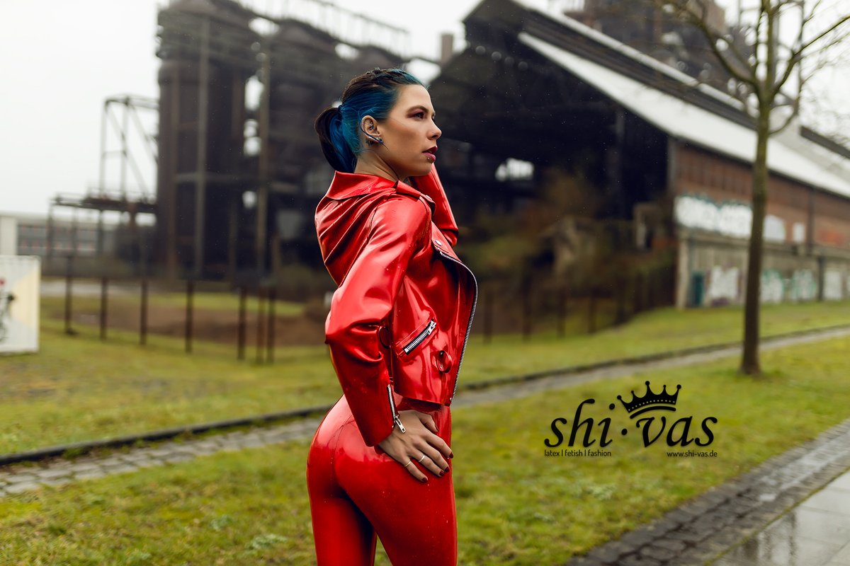 rager_ac's tweet photo. Regen. Kalt. Unbequem.

Und Coco steht trotzdem da – in rotem Latex, das den grauen Tag komplett ignoriert.
Manchmal geht es nicht darum, ob es passt. Sondern ob man es durchzieht.
Teil 01.

👉 https://t.co/Sy9uPwuDCF

#shivas #shinydivas #Coco #latex #latexgirl 
#latexoutfit #rainyday #fetishfashion #latexphotography #nsfw