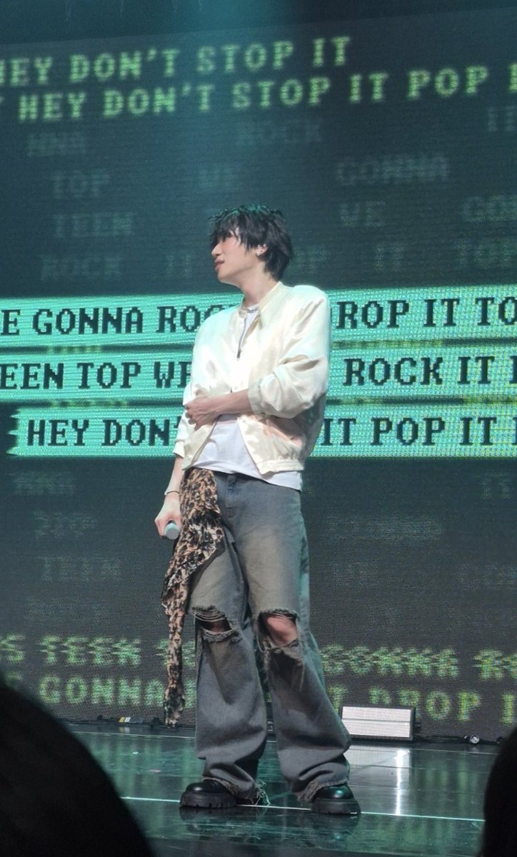 몸선이 진짜 이쁨..