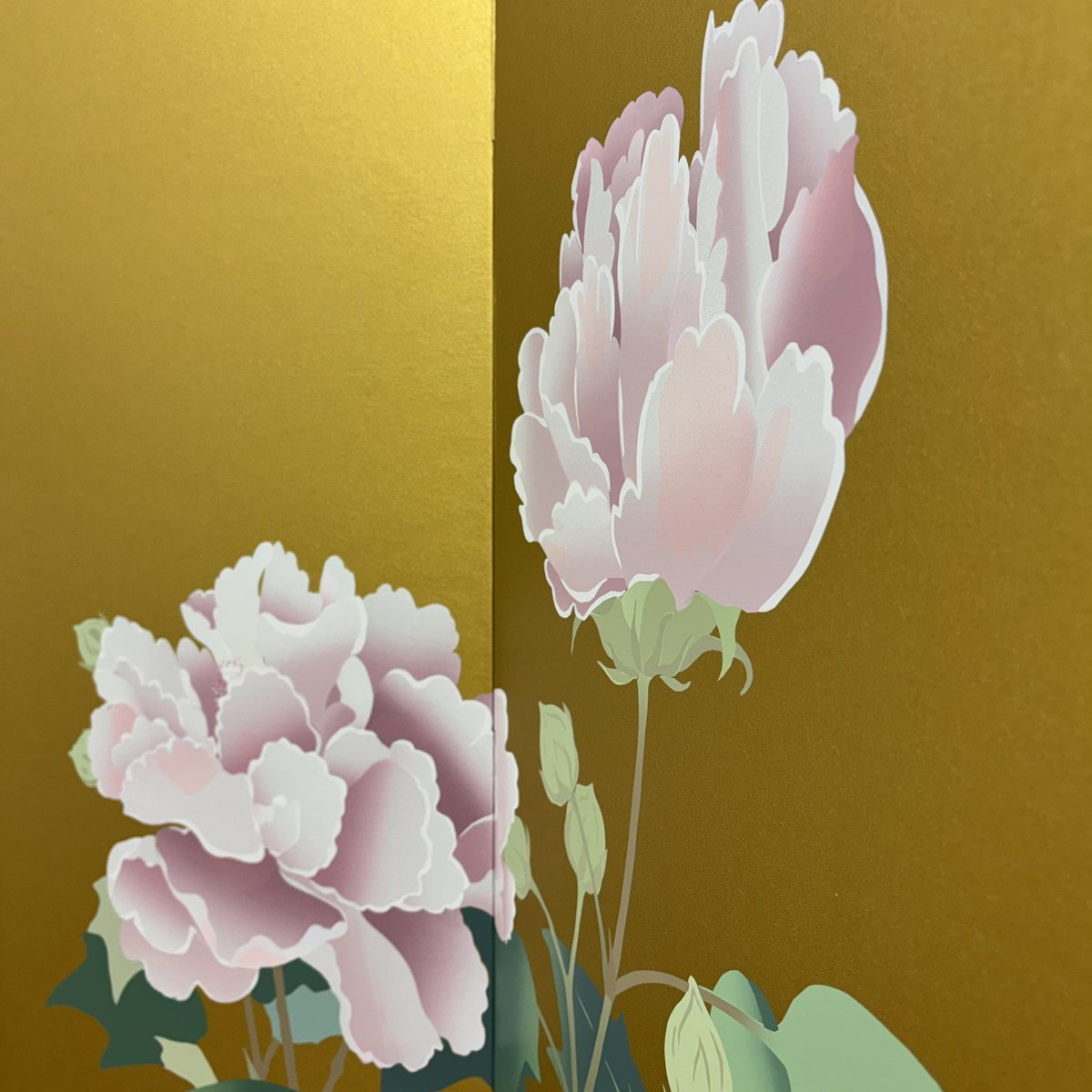 ttomori's tweet photo. 『菱田俊子 展』開催中！
4/4(土)〜18(土)
水曜休み
13〜19時（最終日17時まで）
https://t.co/FqyiPfVbDt
シルクスクリーンで描かれた芙蓉の花を屏風に仕立てた作品が展示されております（画像は金色の和紙の部分）。
屏風は角度によって立体的に、また体���的に楽しめます。4/18(土)まで。 https://t.co/9aXwk1o4RZ