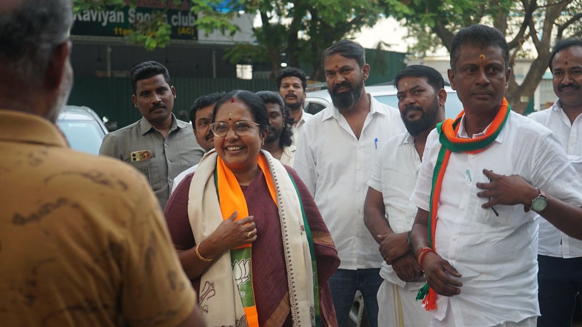 SelvakumarGks's tweet photo. நேற்றைய தினம் கோவை வடக்கு சட்டமன்றத் தொகுதியின் வெற்றி வேட்பாளர், மதிப்பிற்குரிய சகோதரி திருமதி.@VanathiBJP  அவர்கள் எனது இல்லத்திற்கு வருகை தந்தார்.

மரியாதை நிமித்தமாக நடைபெற்ற இந்தச் சந்திப்பின் போது, பல்வேறு பொதுநல விஷயங்கள் மற்றும் தொகுதி மேம்பாடு குறித்து  உரையாடினோம். https://t.co/yPpACrBVJ1