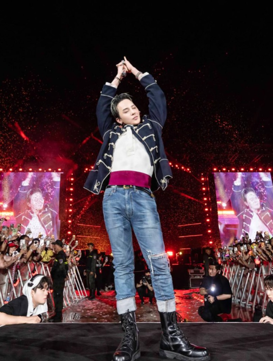 #GDRAGON’s world tour helps #GalaxyCorporation hit 300 billion won in revenue.

The agency reportedly posted 619% year-on-year growth, driven by the tour’s global success.

#GDRAGON #GD #GalaxyCorporation
